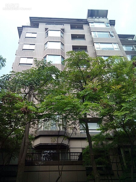 2「首璽一品花園」位在基湖路120巷內，環境清幽。
