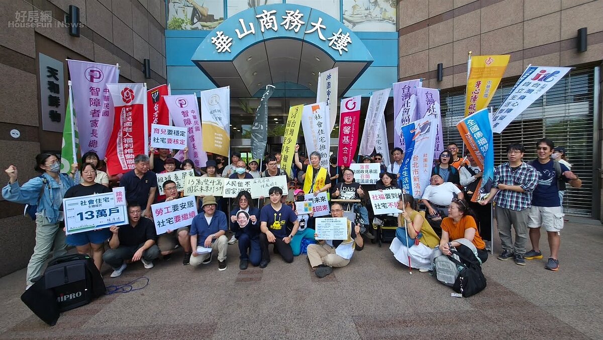 跨青年、勞工、婚育及社福等20個公民團體,於5月27日齊赴民進黨中央黨部,明確表達「拒絕社宅沉默跳票」,並要求賴清德總統於中常會公開回應。圖/OURs都市改革組織提供