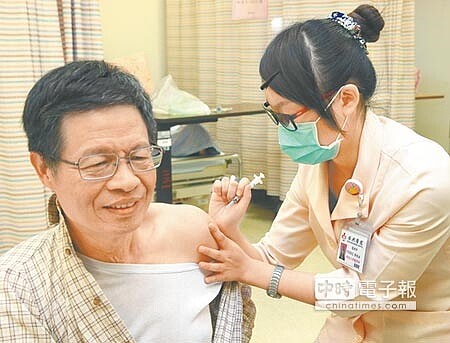 有打有保庇 這波流感衝擊中壯年,重症數攀至首位,疾管署決定10月將公費流感疫苗適用對象,擴大保護到50至64歲族群。(陳君瑋攝)