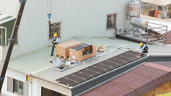 高雄市政府鼓勵綠建築，屋頂加蓋的違建改設光電設施即可取得使用執照。 本報資料照片