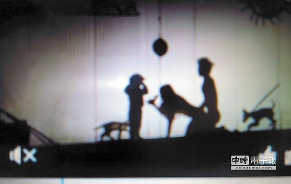 一對男女在月津港燈節藝術品後方做出許多不雅動作,讓遊客相當傻眼,錄下畫面po上網引起網友議論。(翻攝爆料公社)