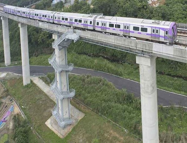 機場捷運通車又跳票，測試時發生故障的情形讓立委痛批，逃生梯蓋這麼高，是要讓旅客一覽寶島風光嗎？（翻攝自交通部高速鐵路工程局）