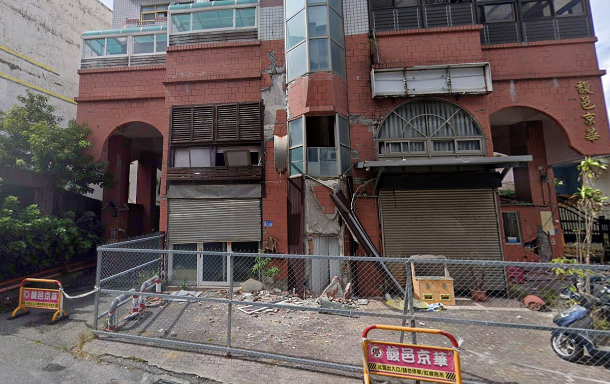 花蓮市「馥邑京華」社區,因0403花蓮強震受損。圖/翻攝自GoogleMaps