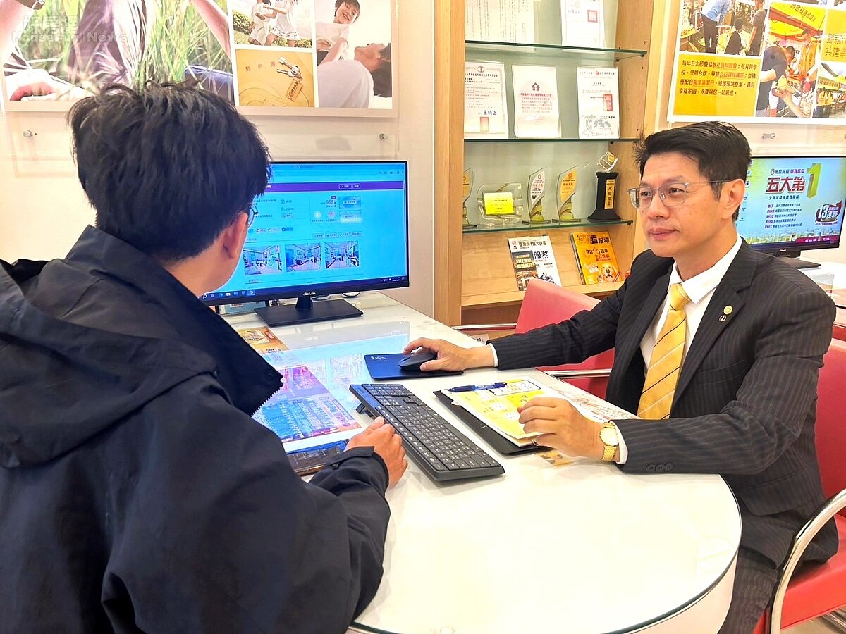 永慶房屋蘇怡道(圖右)透過 LINE「i特助」群組,成功為客戶建立溝通橋梁,輕鬆達成購屋共識。圖/永慶房產集團提供