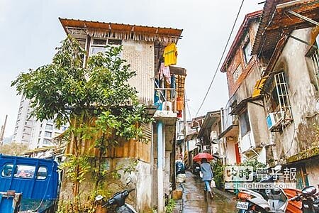 安全至上台北市府近日推出新版老屋健檢補助計畫,對於「須拆除」的建物遇到更新困難,有意啟動強拆機制,引發爭議。北市府建管處表示,需健檢老屋約7.46萬棟,首期預估檢驗7500棟。(郭吉銓攝)