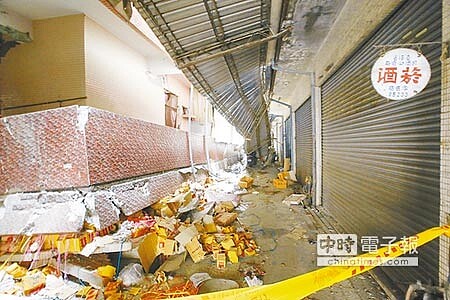 台南市大智里菜市場因受到土壤液化影響,建築物扭曲變形。(本報資料照片)