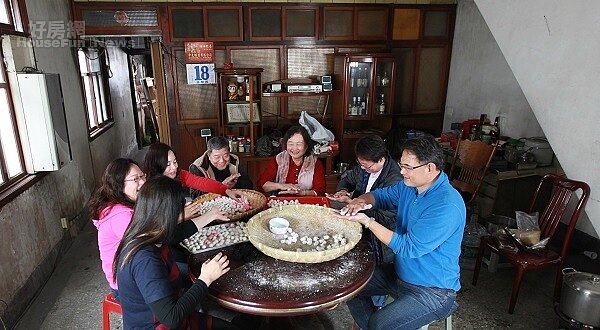 原住戶陳老先生一家三代同堂團聚於元宵節回到舊屋吃湯圓,表達對家園的情感與物來的期許。(新北市都更處提供)
