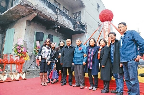 陳家厝3年前遭無情大火燒掉一半,昨舉辦簡易都更動土,全家7口在老屋前喜氣洋溢,盼能早日返回故居。 記者魏莨伊/攝影