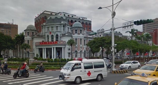 被稱為百億鬼屋的台北市舊議會最快明天拆完。（翻攝自Google Map）