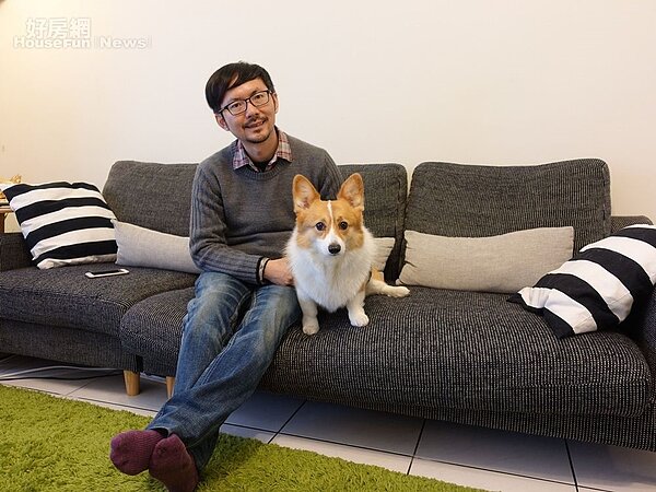 1. Tim哥和愛犬Oli，客廳選用綠地毯營造草地Fu。
