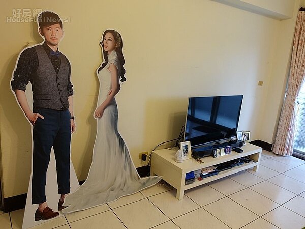 3.客廳佈置簡單，真人大小的婚紗照人形立牌很搶眼。
