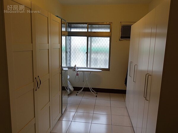 5.更衣室四個櫃子，夫妻倆一人一邊不用搶。
