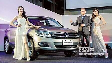嶄新的2016年,Volkswagen品牌更強調以「人」為本的初衷,重視人對汽車的依賴與信任,集團總裁霍班德(右二)特地與Tiguan Avenue特仕車合照。圖/陳慶琪