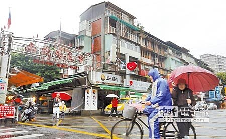 
政院「防災三法」修正案都更部分，一般、優先型都更門檻調高為3/4；住戶自主都更，同意比例為4/5最高；上圖為南機場夜市周邊舊公寓。至於被畫定為「防災型都更」區域，考量急迫性，只要1/2住戶同意即可；右圖為台南強震造成嚴重災情的維冠大樓。（本報資料照片）
 