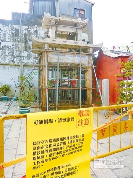 
台南市多達38處古蹟在這場地震中受損，風神廟石造鼓樓也有倒塌之虞。（曹婷婷攝）
 