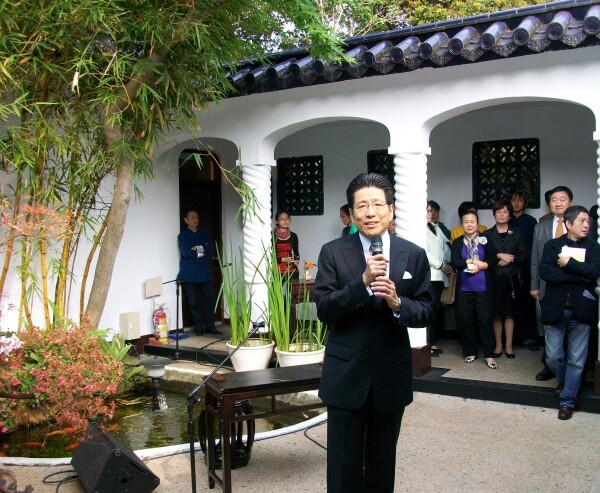 公益平台文化基金會董事長嚴長壽十日說,透過網路,全世界教育已經無藩籬,但國內仍是傳統填鴨式教育,不斷「近親繁殖」量產碩、博士,降低競爭力。(圖/翻攝自台北市文化局)