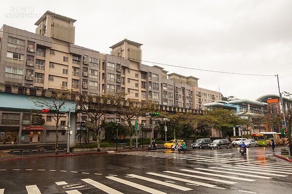 萬芳社區站捷運文湖線共構宅環遊市現況。(好房網News記者張聖奕/攝)