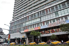 美食餐廳於七張站數量眾多，不僅是捷運站，更是新店的商圈重地之一。