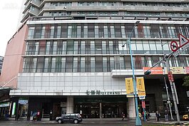 95年取得使用執照，規劃坪數從10-90坪不等，標準的住商混合大樓。