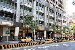 頂溪站同時為中、永和區居民最重要的大站，此處居民、人潮眾多，周圍商圈、美食、生活百貨、醫院等齊備。