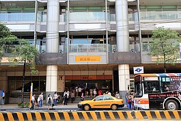 捷運頂溪站的捷韻名人，根據當地房仲表示，捷韻名人為當地熱門投資出租建案。