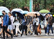 八年級生是最慘世代？苦主列3大崩潰點：疫情、房價、AI全撞上