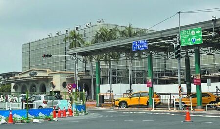 
台南車站自民國106年啟動修復迄今仍未完成，文資處正重啟修復作業，預計明年初發包，117年完工問世。（曹婷婷攝）
