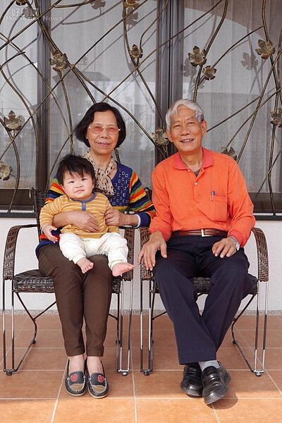 1. 作家六月夫妻於鍛造花窗前。