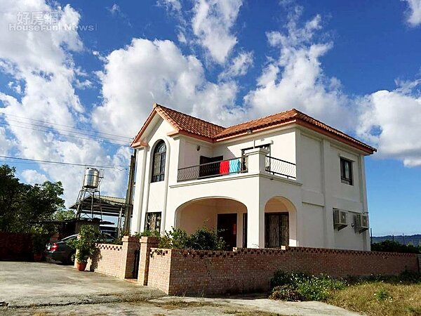 2. 自建的兩層樓房有著仿歐洲的小屋風情。