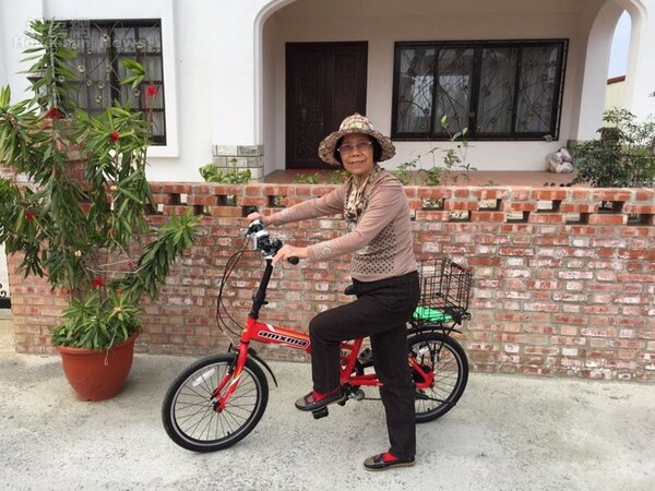 4.	六月喜歡騎單車，感受悠閒的鄉村氛圍。
