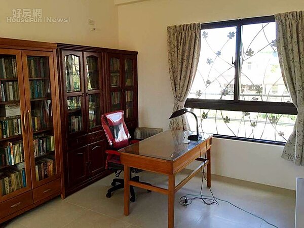 5. 通風良好的書房,書櫃藏書豐富。