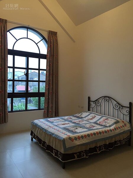 7. 二樓的臥房採光良好,相當舒適。
