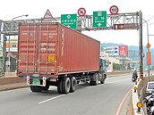 拓寬無望　三鶯大橋擬設彩色鋪面