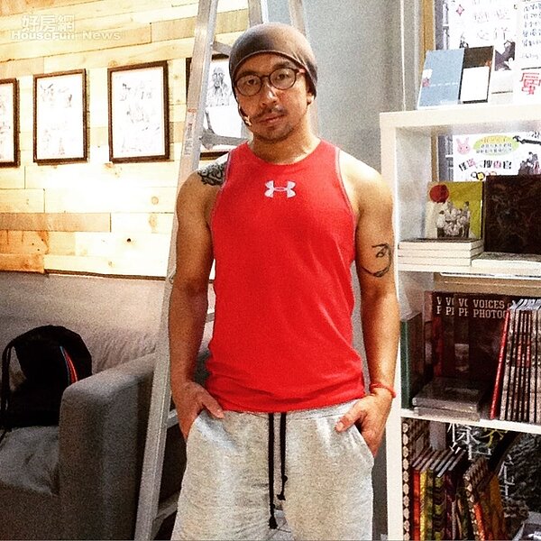 2. 作家郭正偉擔任店長,負責實際經營面。