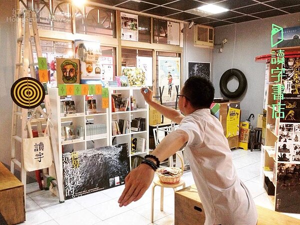 7. 店裡還設有飛鏢BAR。