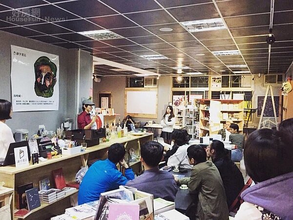 8. 調酒達人侯力元來舉辦活動。