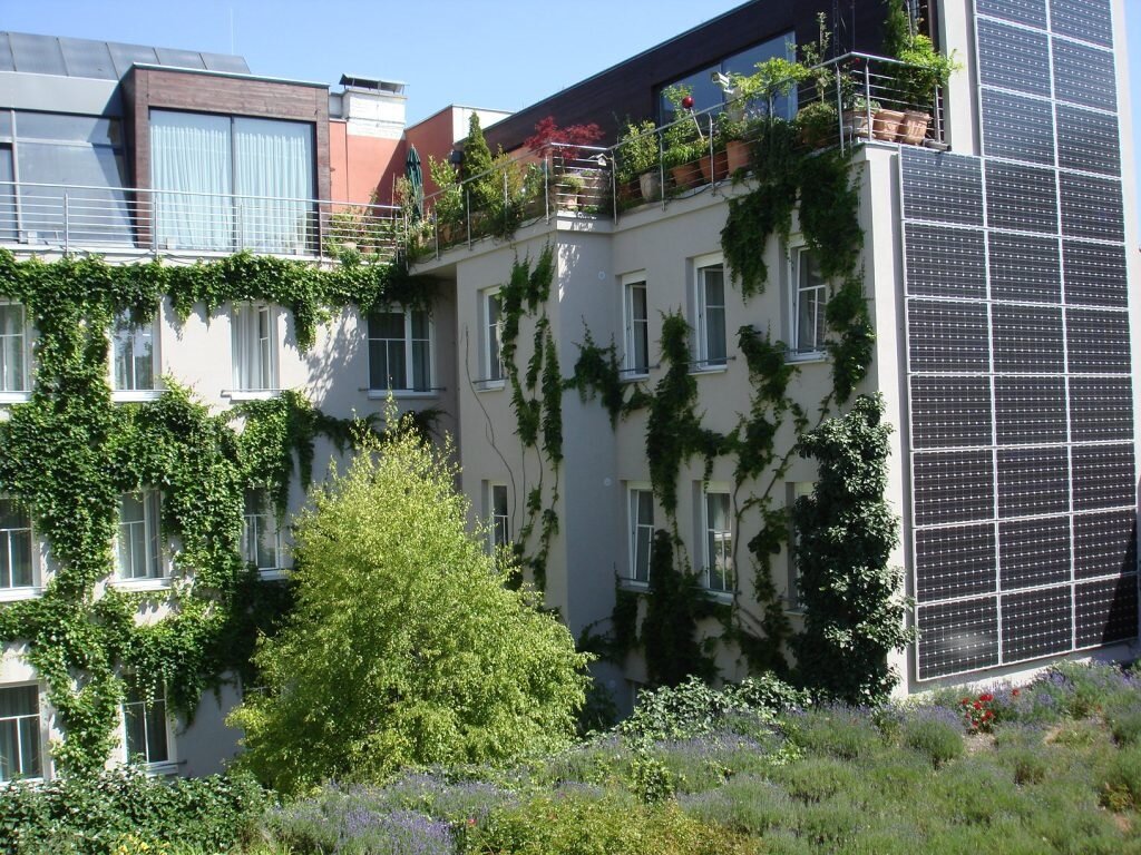 若規畫建築整合型光電(BIPV)設計將光電板作為外牆材料,則需特別注意電線防水與接點安全問題。圖/Wikimedia©Patterer
