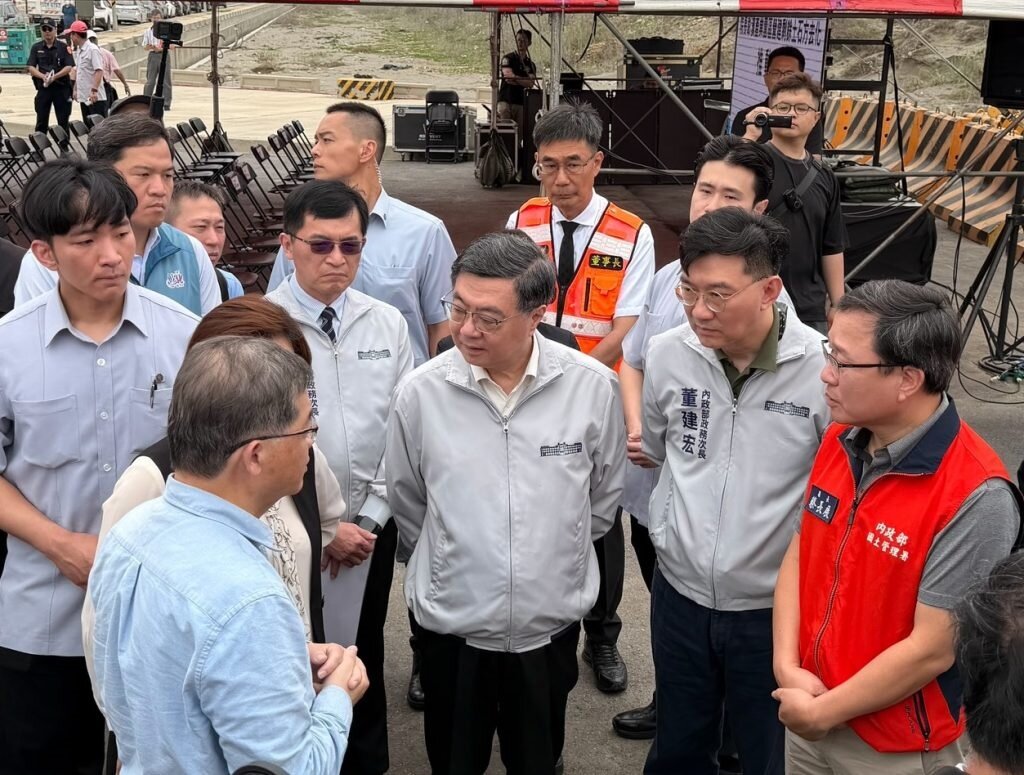 行政院長卓榮泰與內政部次長董建宏勘察彰濱土方暫置場整備進度。圖/內政部