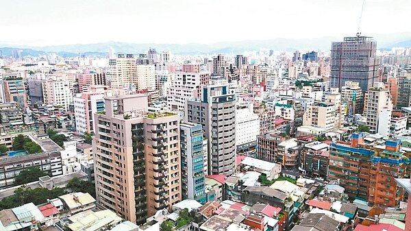 買氣不振,今年上半年台北市建照核發戶數較去年下半年、去年同期均腰斬。 報系資料照