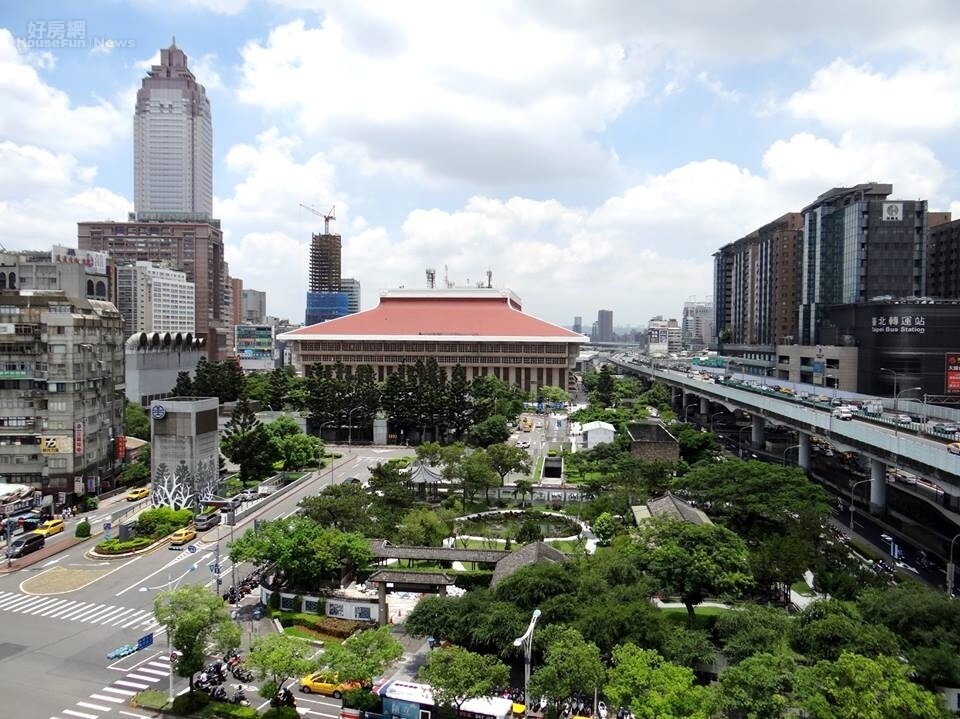 台北車站外觀整修後煥然一新。(好房網News記者張聖奕/攝影)