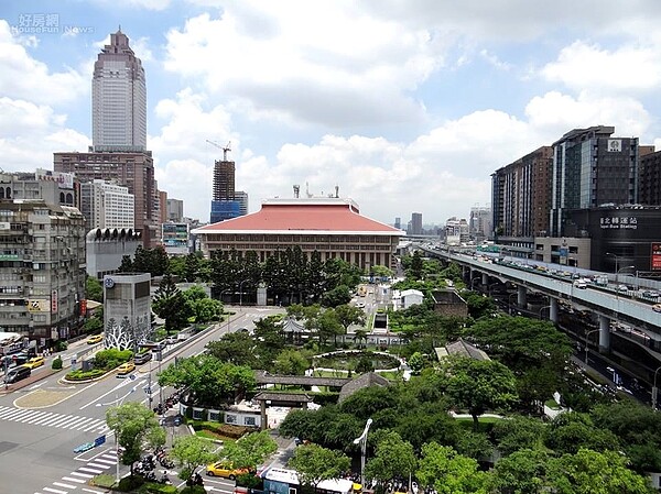 台北車站外觀整修後煥然一新。(好房網News記者張聖奕/攝影)