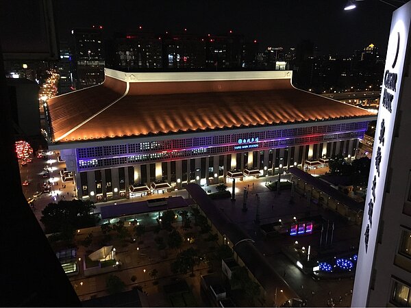 網友分享夜間的台北車站,被譏像是殯儀館。(翻攝自ptt)