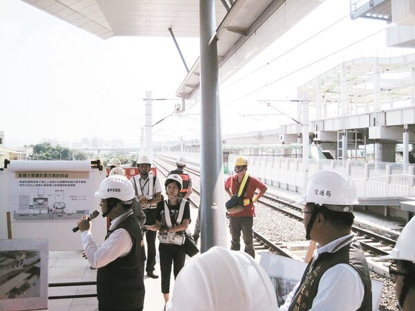 台鐵大慶站高架化車站，將可連接右側對面捷運綠線車站。 記者游振昇／攝影