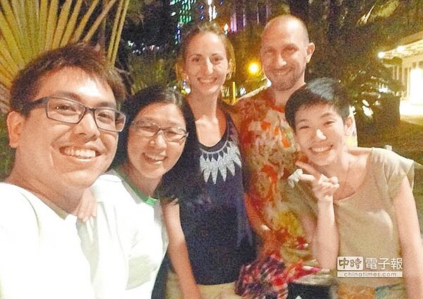 小易(左)固定參與沙發衝浪客聚會,逐漸實踐環遊世界夢想。(林和生翻攝)