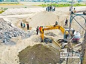 新榮橋旁土堆惡臭　開挖解謎