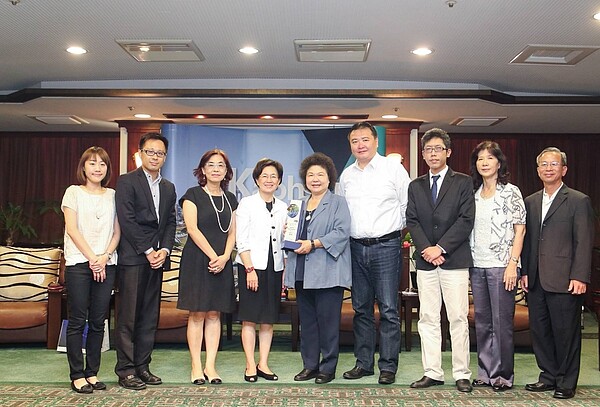 今天遠見雜誌來到高雄,針對2016年市政滿意度給予高雄市府團隊五星首長的肯定。(陳菊臉書粉絲頁)