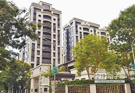 在金管會指示下,銀行公會擬統籌訂定「地上權」房貸辦法。圖為位於台北市信義區松勇路的地上權建築物件「台北花園」。(洪錫龍攝)