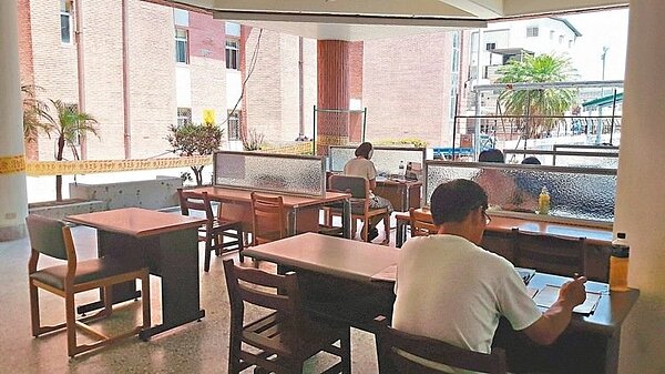 台東圖書館昨災後首度開放,1樓門窗尚未完全重建,門戶洞開只能吹「自然風」,但還是吸引不少民眾前往使用。 記者李蕙君/攝影