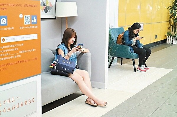 市政府站的家具廣告,將沙發搬進捷運站給民眾體驗。 記者郭逸君/攝影