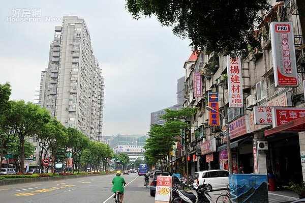 有網友不知該怎麼選擇適合的工作及居住地點,房市專家建議,要把通勤的時間也考量進去。(好房網資料中心)